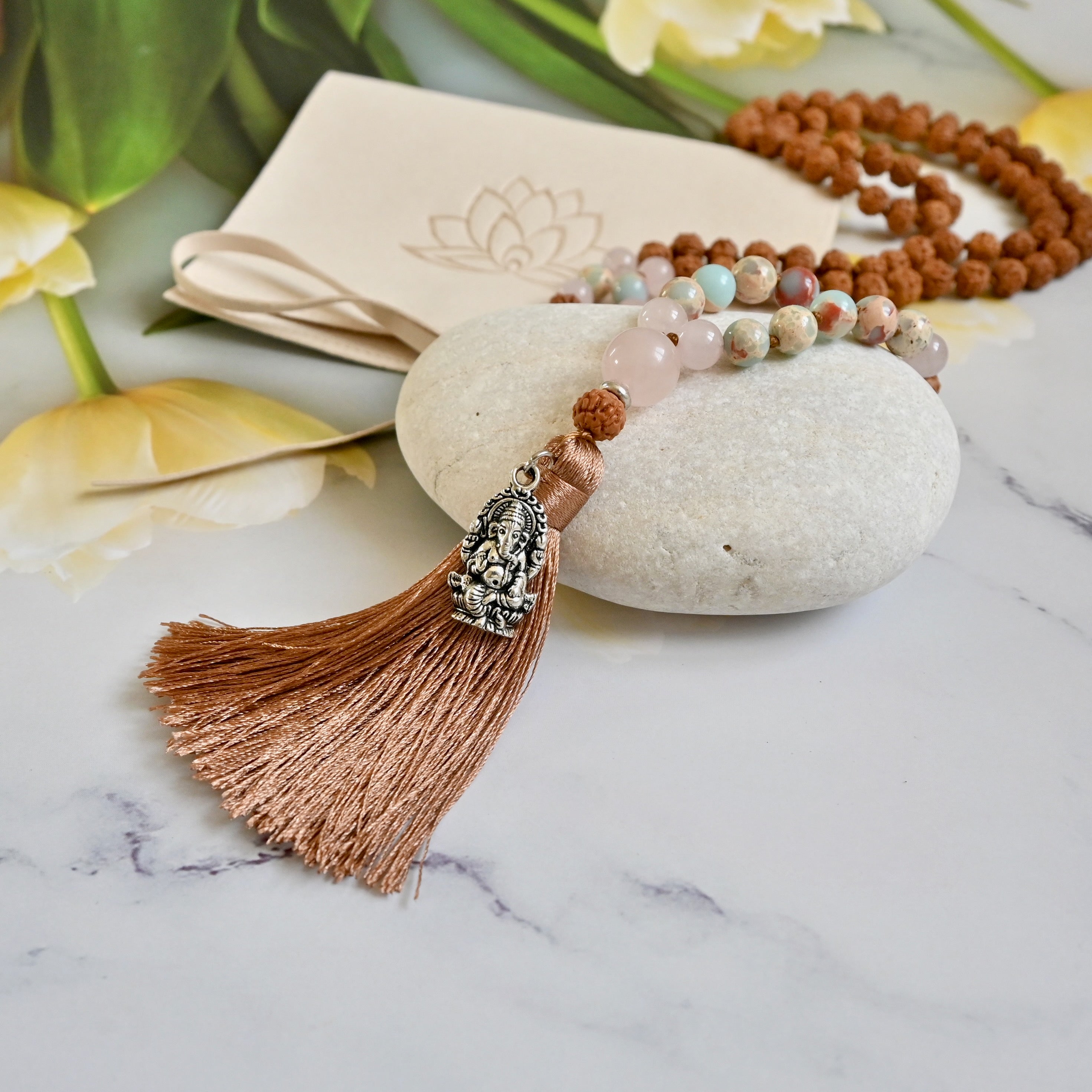 GANESHA - Rudraksha, Rosenquarz & Jaspis Mala Kette