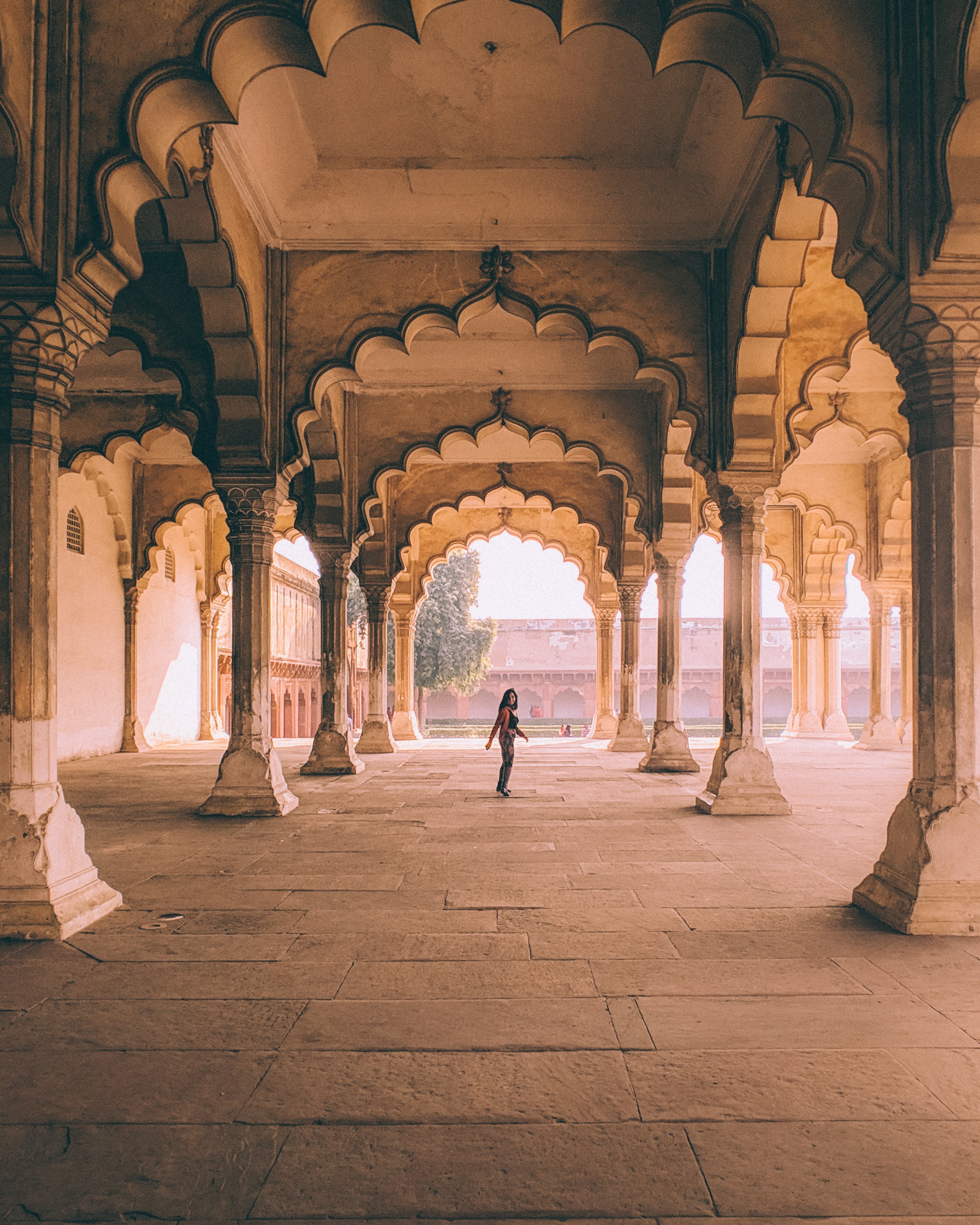 Blick zurück durch Bögen in Indien